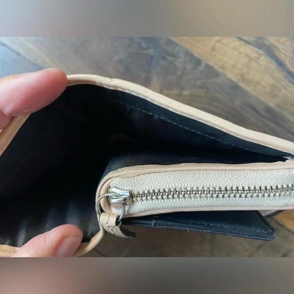 🖤Coach Patent Leather Black and Tan Wallet🖤 - Picture 6 of 7